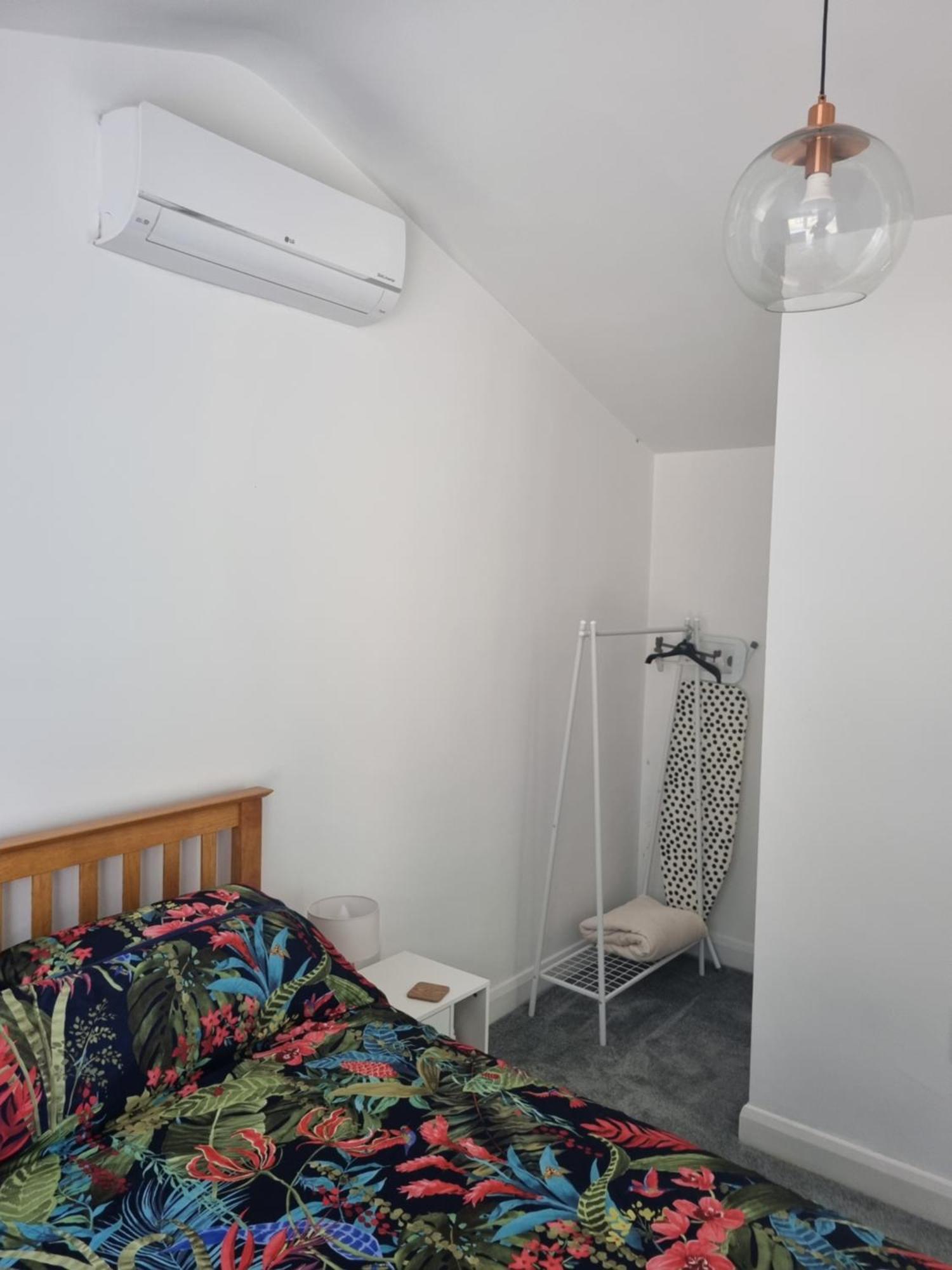 Private And Peaceful Space With Free Parking * Baildon