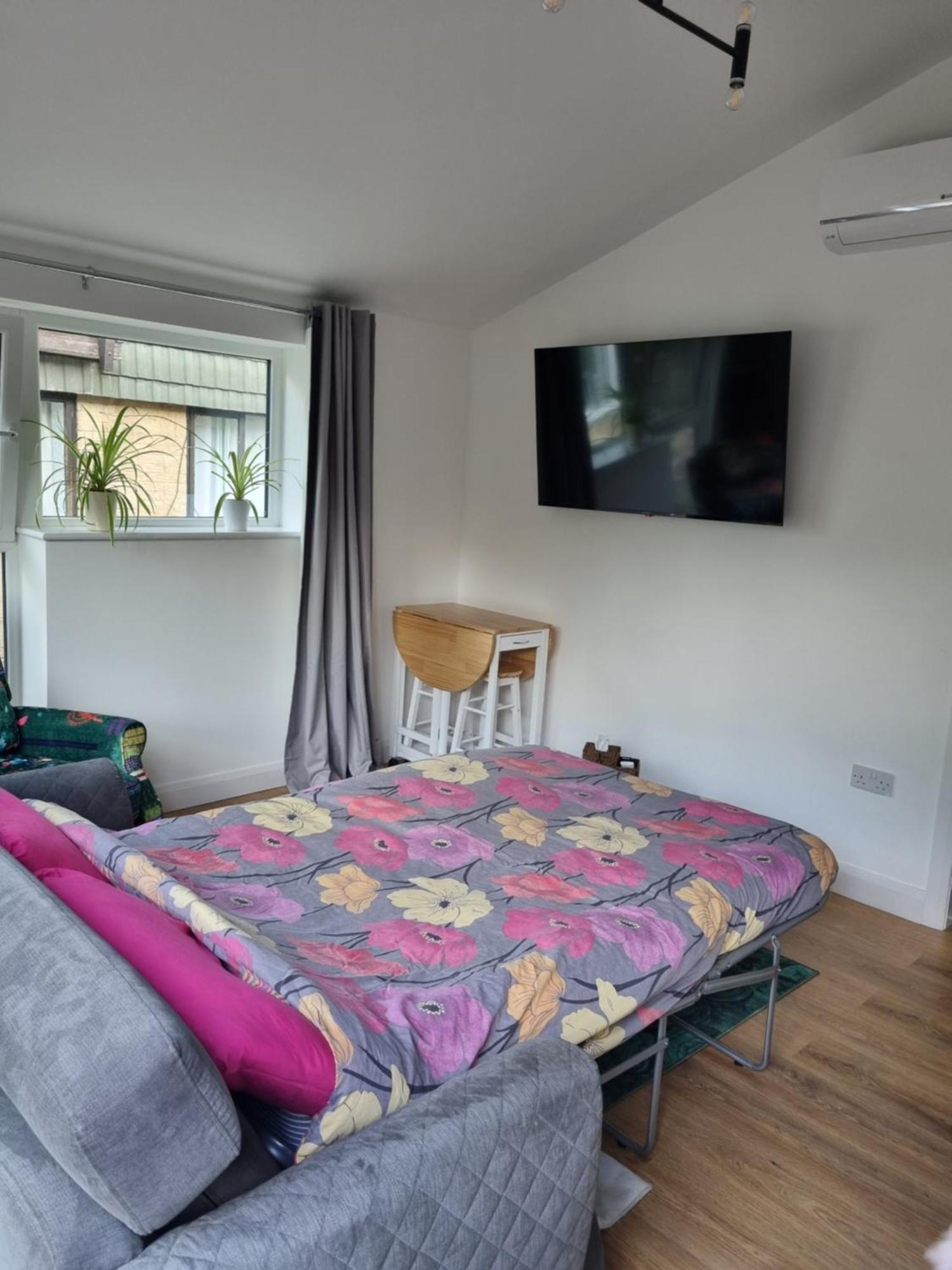 Private And Peaceful Space With Free Parking *