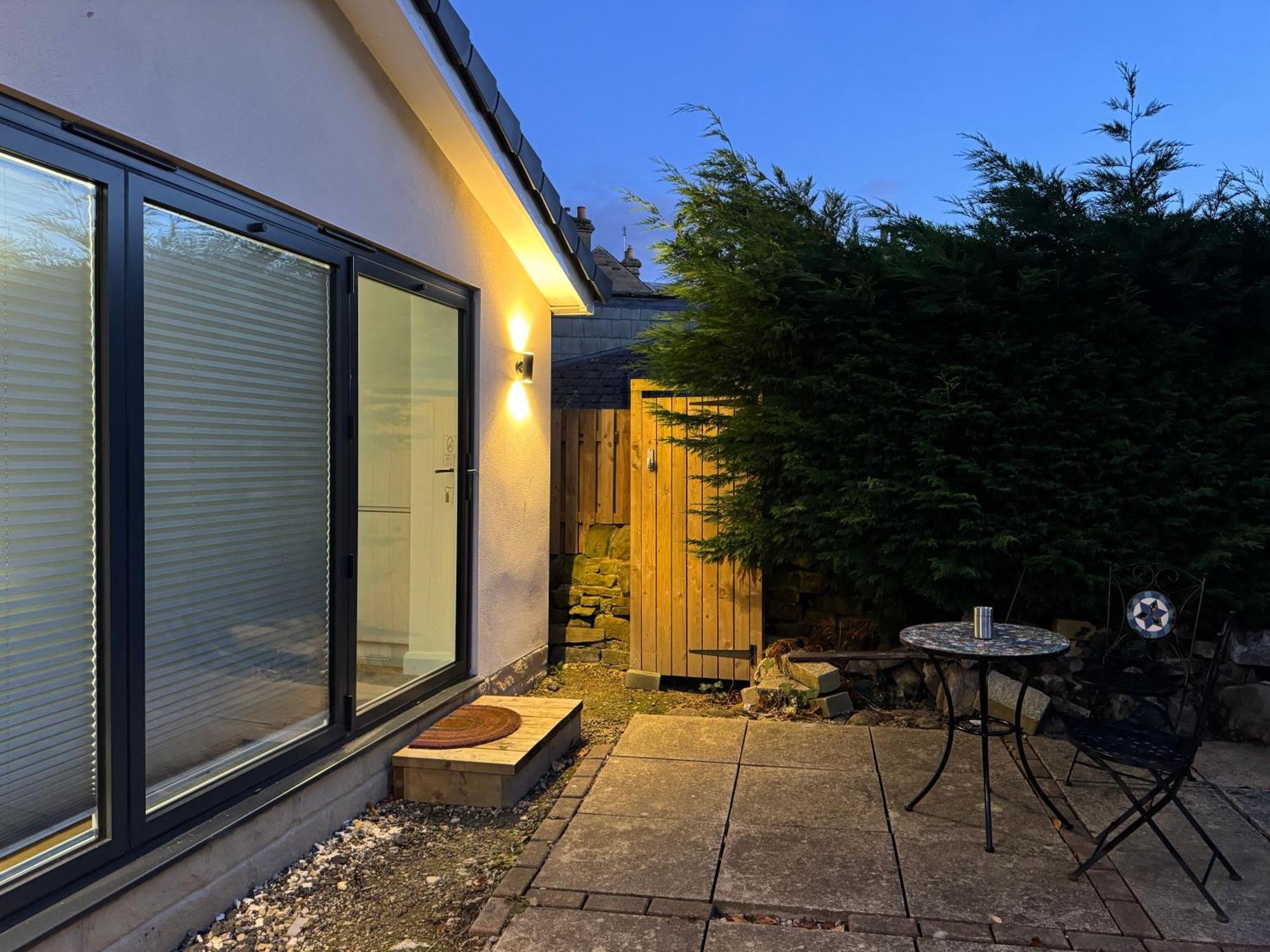 Private And Peaceful Space With Free Parking Apartment *