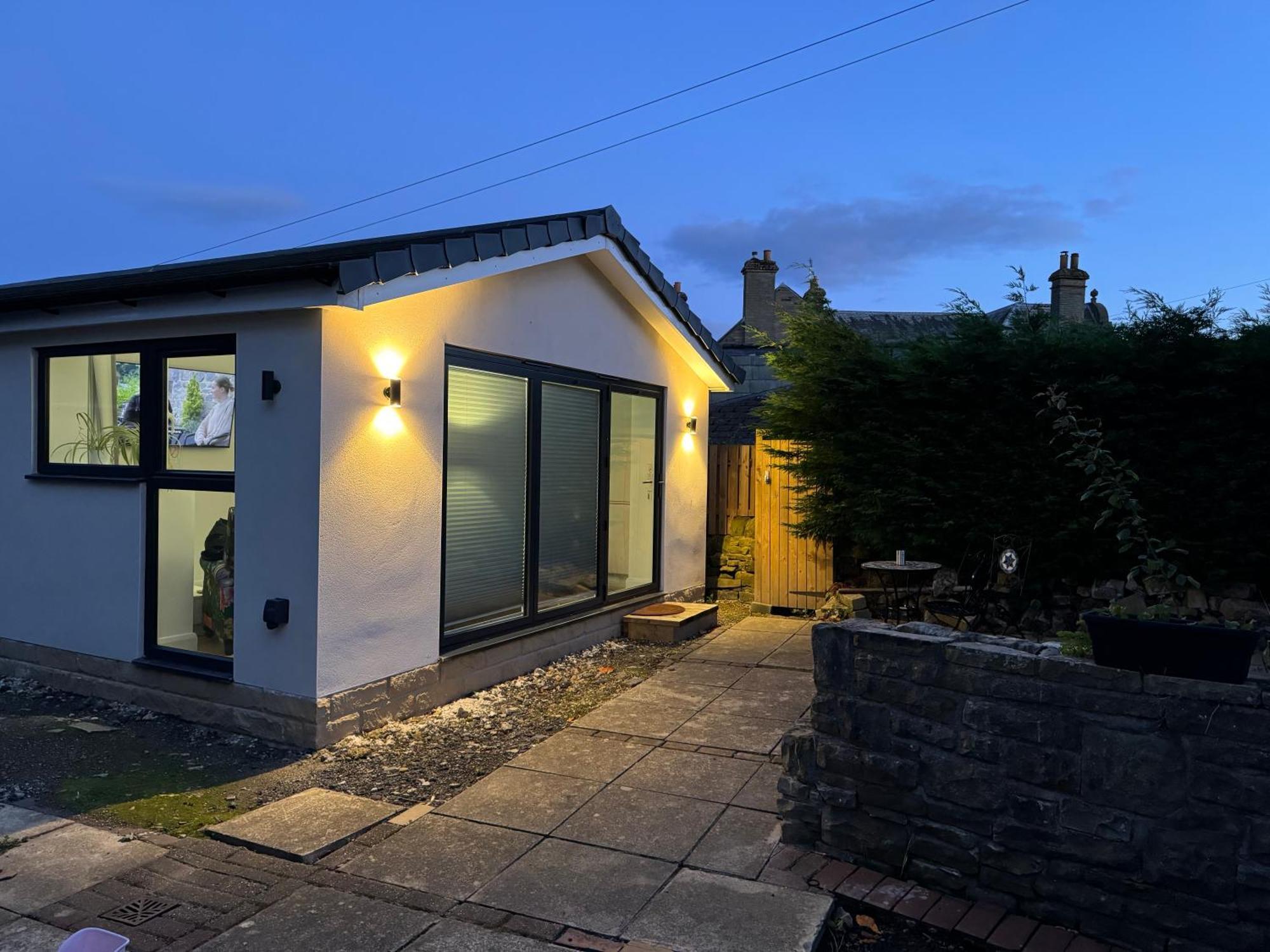 Private And Peaceful Space With Free Parking Apartment