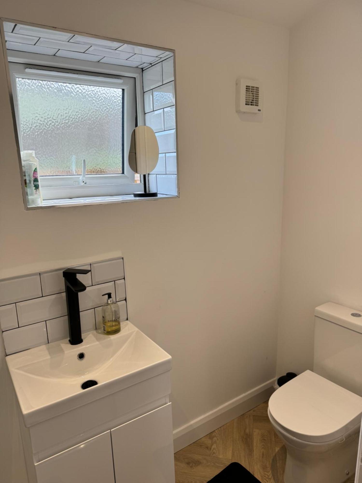 Private And Peaceful Space With Free Parking Apartment Baildon